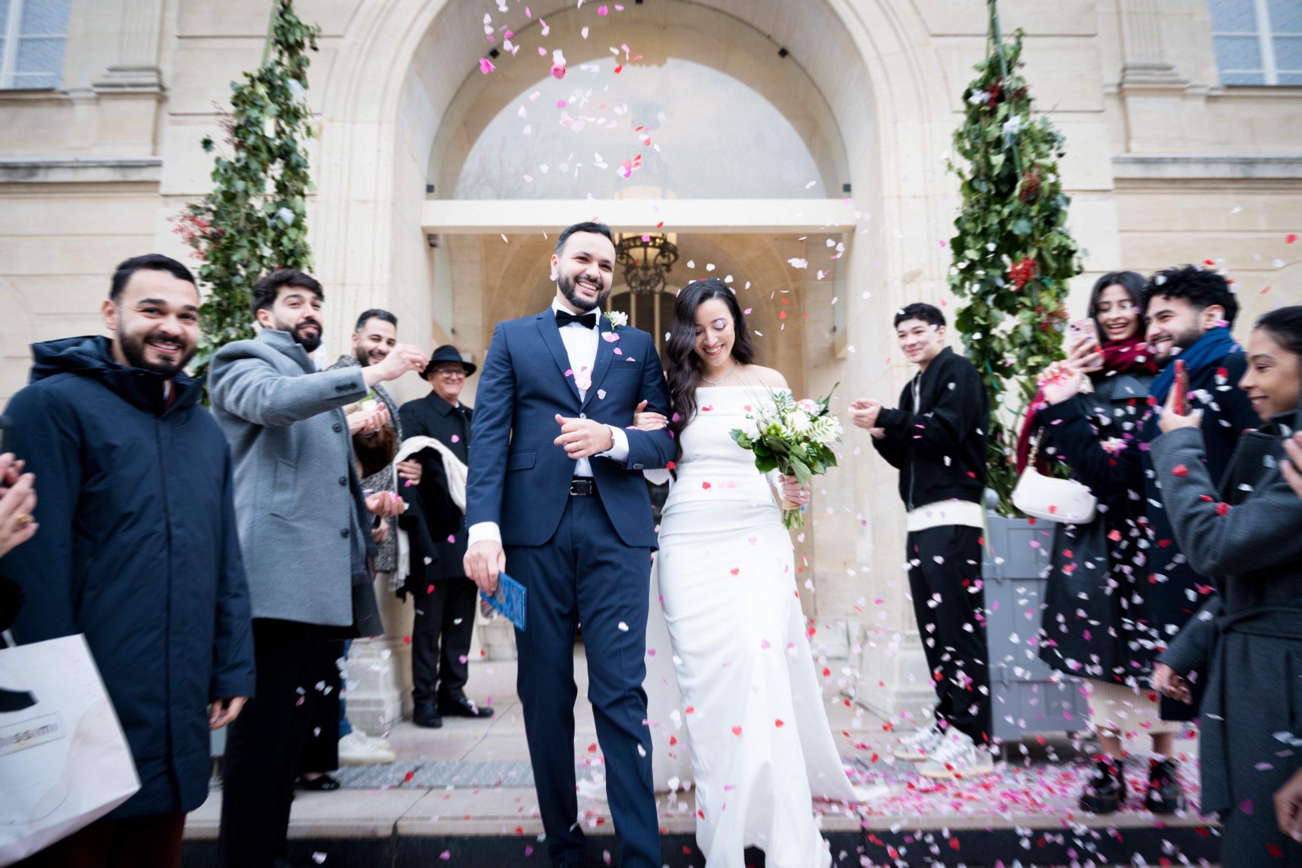 Photographer shooting couple wedding mariage paris 34