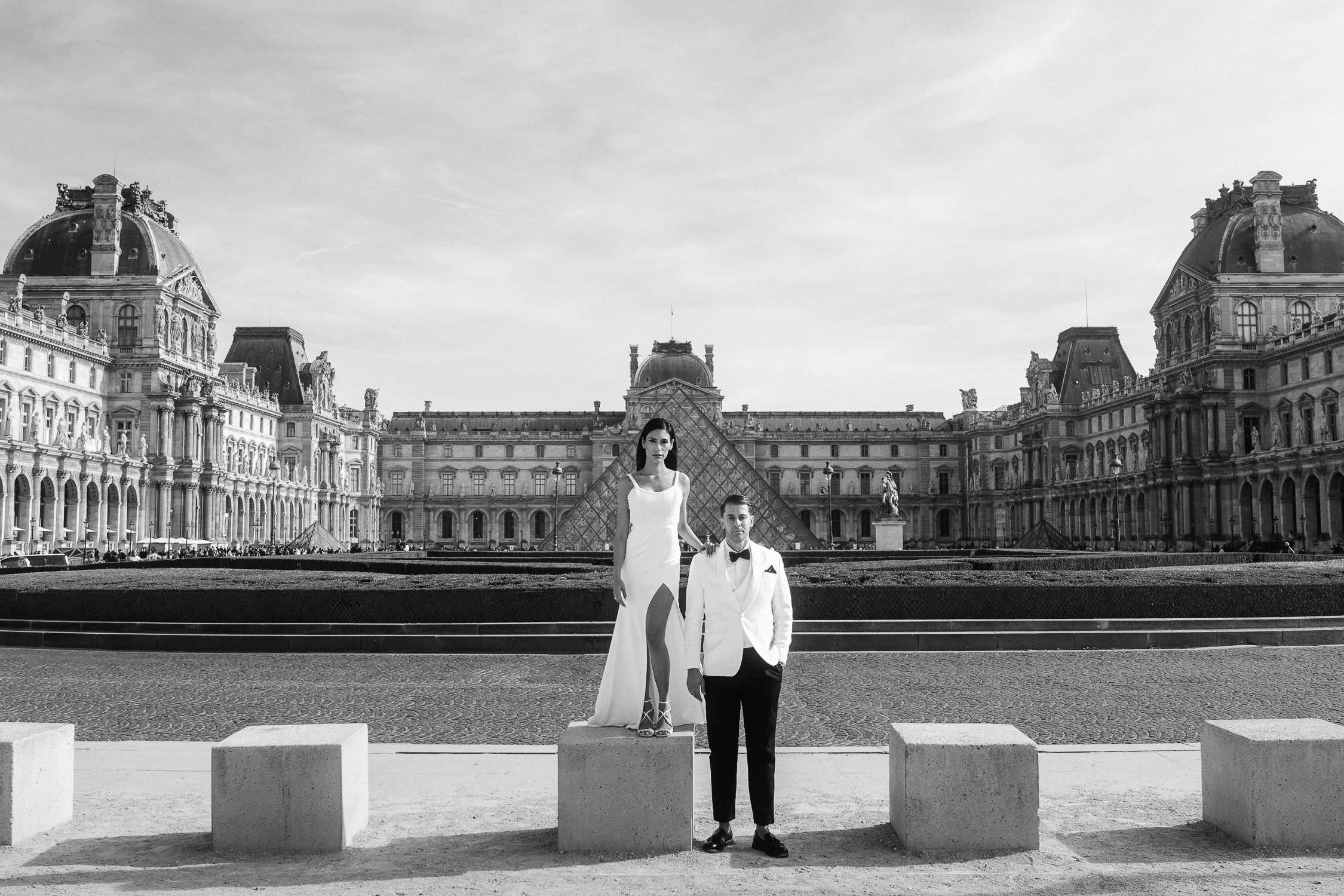 Photographer shooting couple wedding mariage paris 36