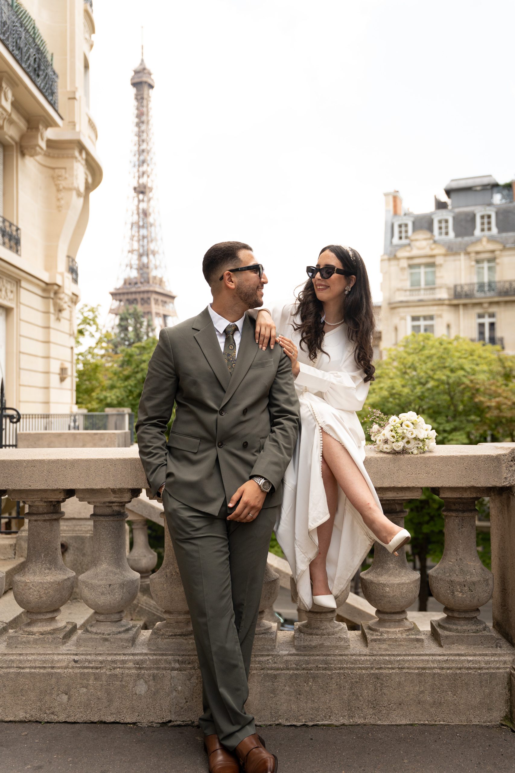 Photographer shooting couple wedding mariage paris 8