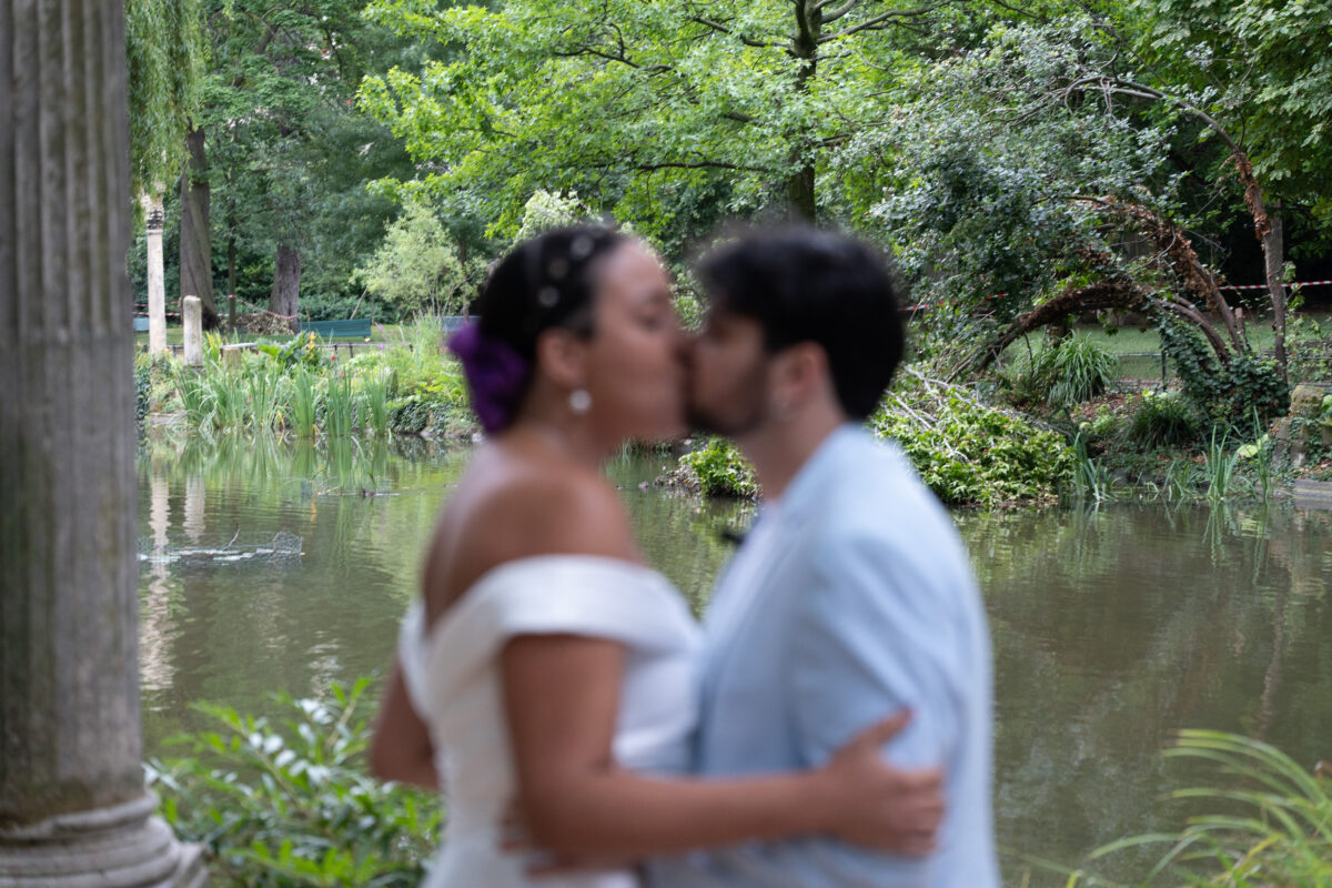 Bride and groom kissing during their elopement photoshoot in Parc Monceau Paris