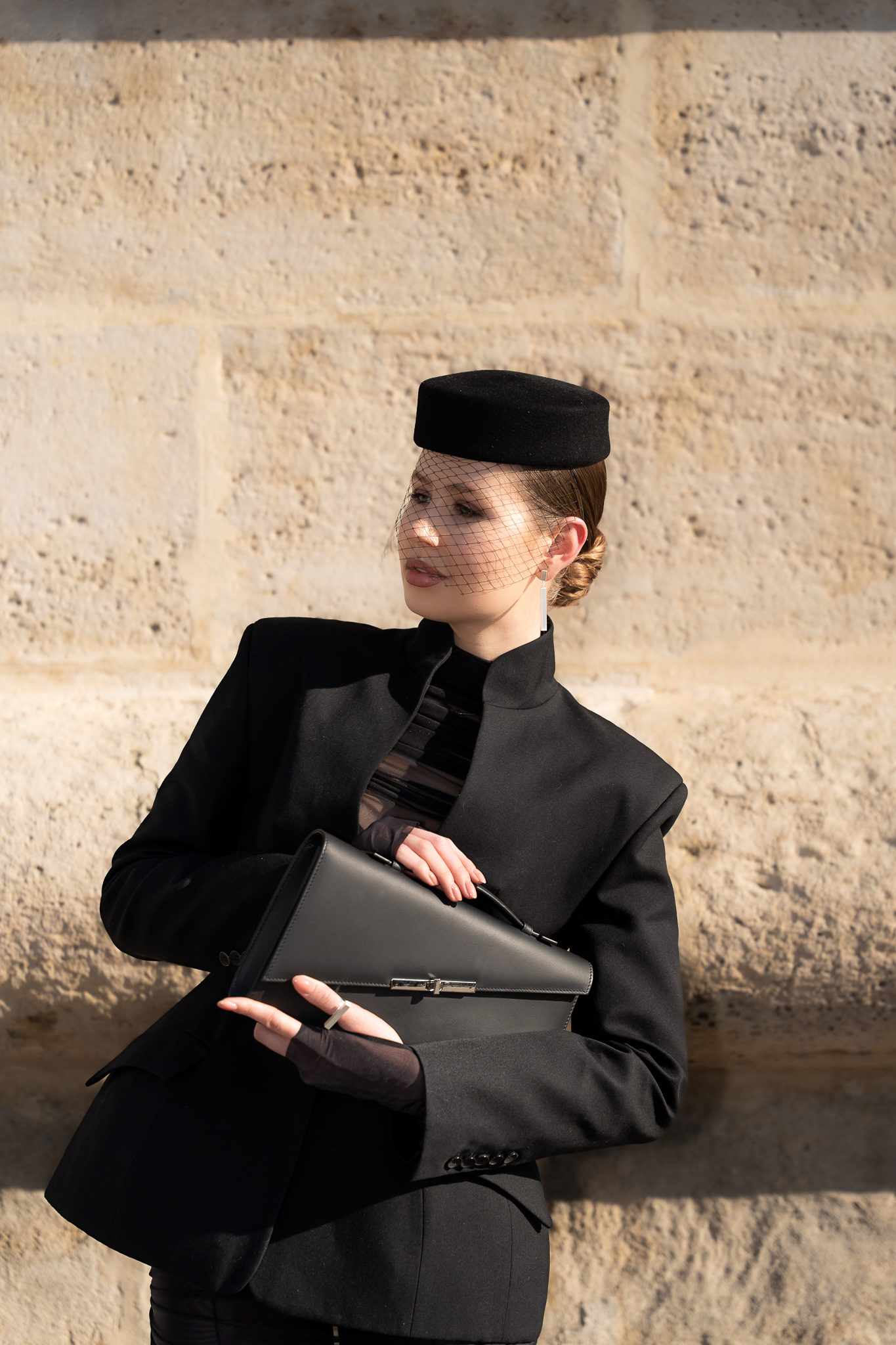 Client in an elegant black outfit posing during Paris Fashion Week