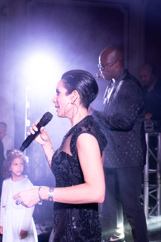 Singer performing during a luxury wedding reception in Île-de-France
