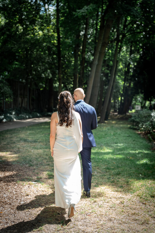 Newlyweds seen from behind in a wooded park in Île-de-France