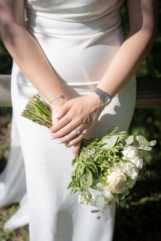 Bride holding her bouquet during an elegant civil wedding in Île-de-France
