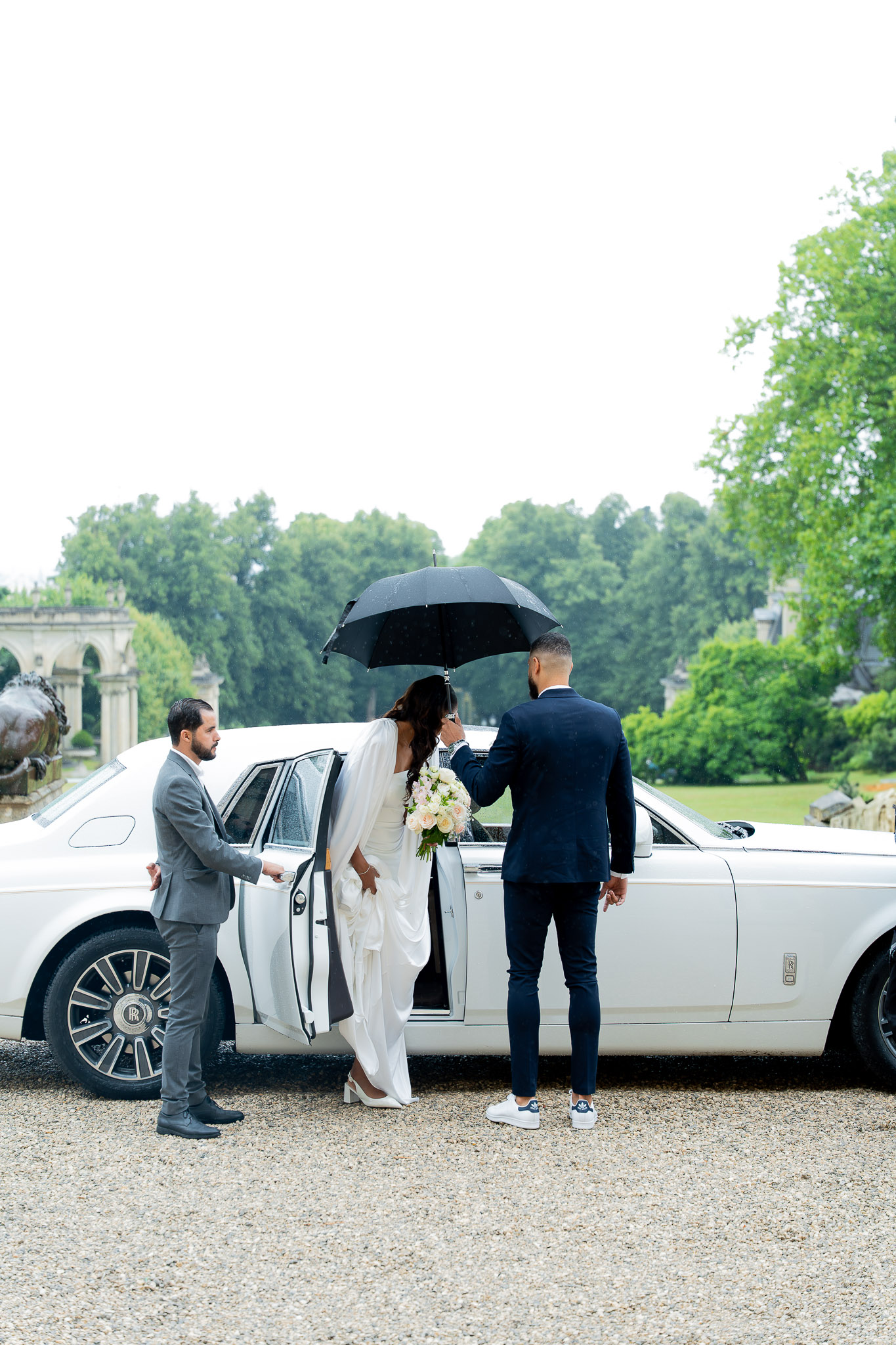 Bride and groom arriving with a white wedding car at Château de Saint-Martin-du-Tertre