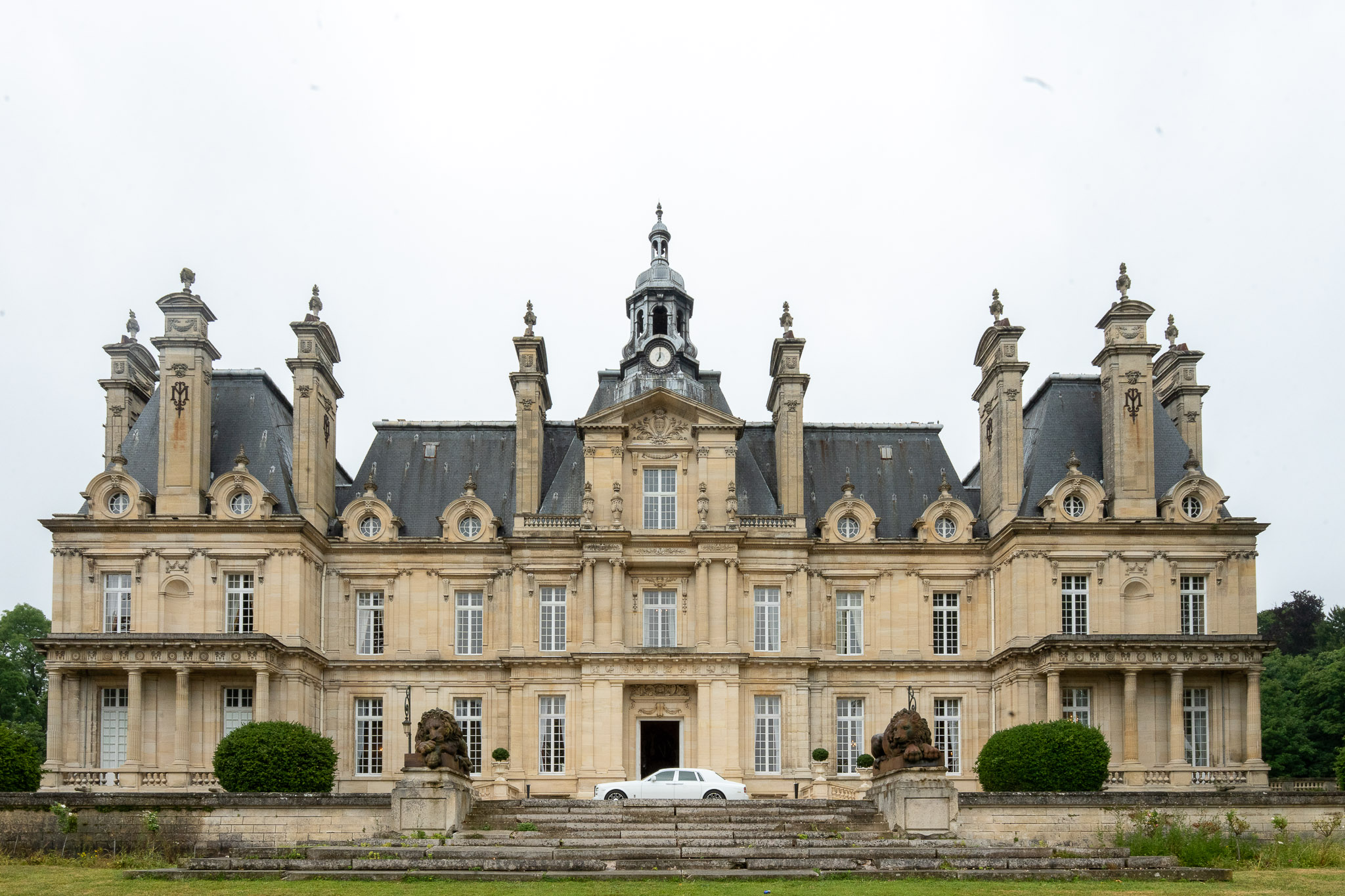 Exterior view of Château de Saint-Martin-du-Tertre during a luxury wedding near Paris